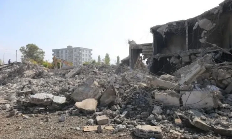 Iğdır'da Metruk Binaların Yıkımına Başlandı