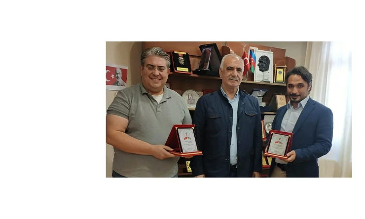 Ziya Zakir Acar’dan Doktorlara Plaket