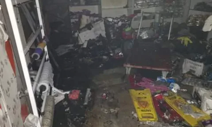 IĞDIR'da kimyasal madde ve temizlik ürünleri satışı yapılan iş yerinde yangın çıktı.