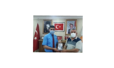Ünsal ”Soykırım “Kitabını Ak Parti İl Başkanına Hediye Etti