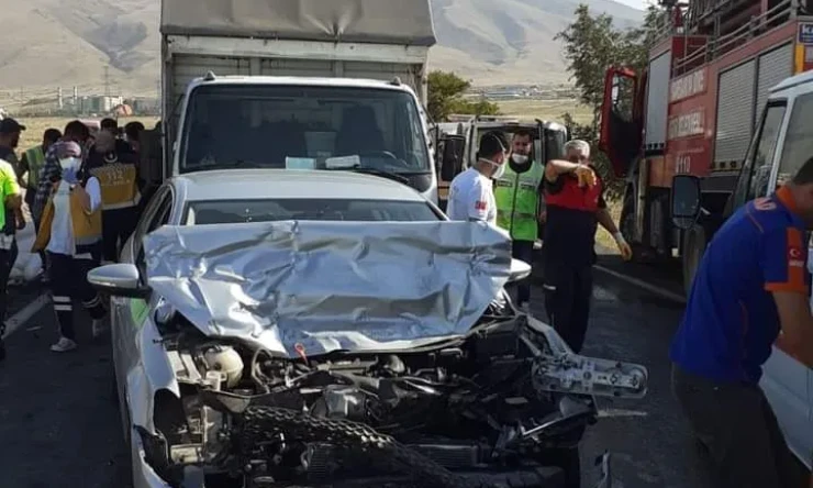 Iğdır’a gelmekte olan 3 aracın karıştığı zincirleme kazada 3 kişi yaralandı