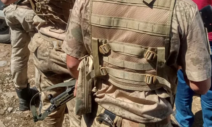 jandarma ve beraberindeki kolluk kuvvetleri sabaha kadar inmeleri için ikazda bulunuyor