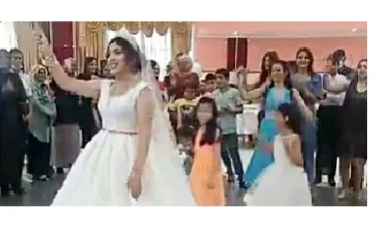 Akay'ının: Gelini bir coştu, pir coştu!