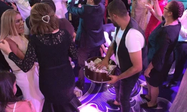 Dolarlar havada uçuştu, takılar ise göz kamaştırdı