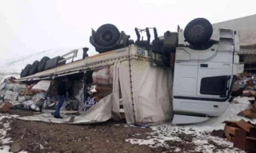 Doğubayazıt yolunda yoldan çıkan tır, şarampole yuvarlandı...