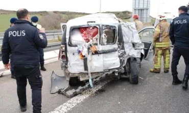 "Tuzla Kuzey Marmara Otoyolu'nda tır şoförü, ticari araca sert şekilde çarptı