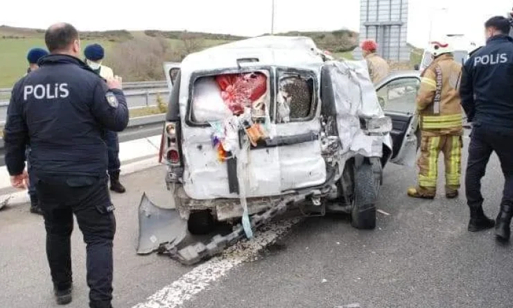 "Tuzla Kuzey Marmara Otoyolu'nda tır şoförü, ticari araca sert şekilde çarptı