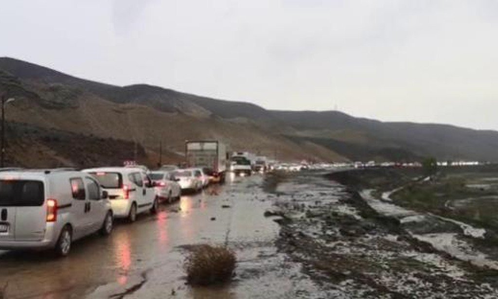 Tuzluca karayolu sel sularının getirdiği çamur ve balçıkla kapandı