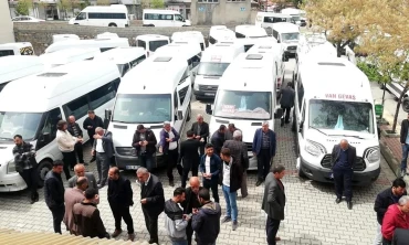 Van'ın Gevaş'ta minibüsçüler kontak kapattı