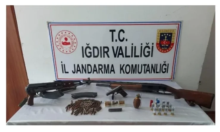 Iğdır'da silahlar ve el bombaları bulduğu tahmin edilen iki zanlı gözaltına alındı