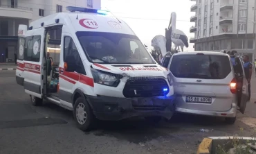 Trafik Kazası - araç ile Ambulans kavşakta çarpıştı