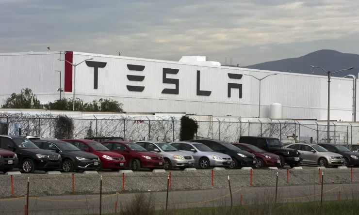 Tesla, toplu işten çıkarmaların federal yasaları ihlal ettiğini iddia eden eski çalışanlar tarafından dava edildi