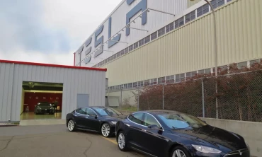 Elon Musk'ın taleplerinin ardından Tesla'ya dönen çalışanlar, yeterli masa veya park yeri olmadığını fark ediyor