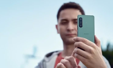 Sony Xperia 5 IV, 5.000 mAh pil, microSD yuvası ve kulaklık jakına sahip kompakt bir telefon.