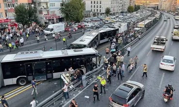 Metrobüs şoförünün fenalaştığı ve yolculardan yardım istediği anlar