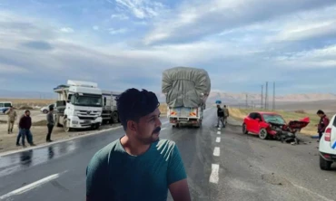 Ağrı'da tır ve otomobil çarpıştı: 1 ölü