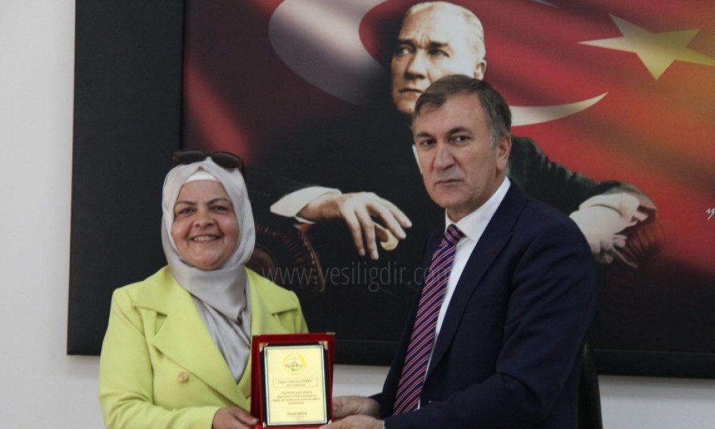 Emekliye Plaket Verildi