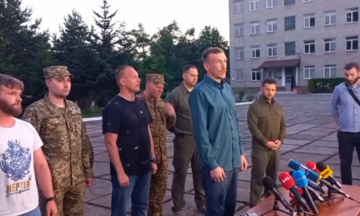 Azov Komutanları Ukrayna'ya Varışında Karşılama ve Rusya'nın Tepkisi