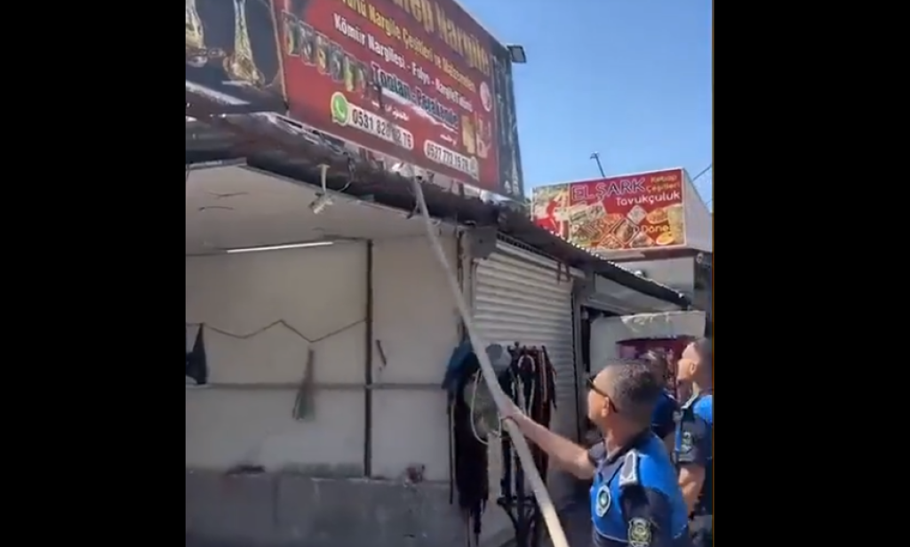 Adana'da Arapça Tabelalar Söküldü