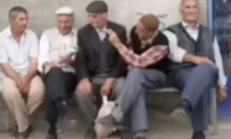 Duvar diplerindeki köy sohbetleri, bu yaşam tarzının vazgeçilmez bir parçasıydı