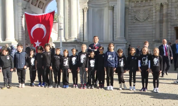 İstanbul Büyükşehir Belediye Başkanı Ekrem İmamoğlu, 10 Kasım'da Dolmabahçe Sarayı'nda Atatürk'ü Anan Çocuklara Sürpriz Yaptı