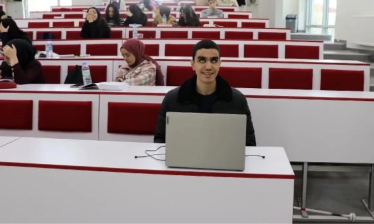 Görme Engelli Öğrenci Mehmet Koray Maraşlı, Hukuk Fakültesinde Başarıyla Eğitimine Devam Ediyor