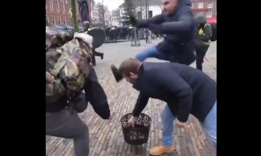 Hollanda'da Kuran'ı Kerim yakmak isteyen PEGIDA lideri uçan tekmeyle durduruldu