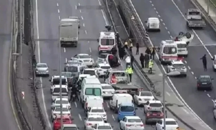 Küçükçekmece’de 5 aracın karıştığı zincirleme trafik kazası: 2 yaralı