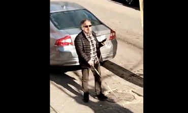 İstanbul’da Park Edilmiş Araç Yanında Para Toplayan Şahıs Kameralara Yakalandı