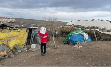 Türk Kızılay Iğdır Şubesi, Hayırseverlerin Emanetlerini İhtiyaç Sahibi Ailelere Ulaştırmak İçin Dağ Köyleri ve İlçelerde Ziyaretlerde Bulunuyor