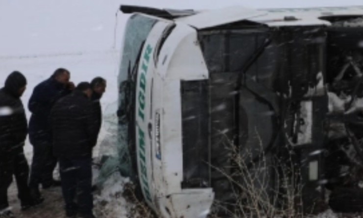 Bizim Iğdır Yolcu Otobüsü Şarampole Devrildi: 23 Yaralı