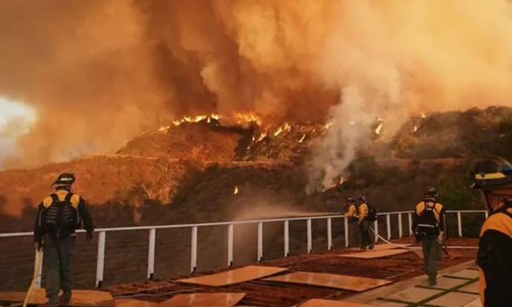 ABD Tarihinin En Yıkıcı Yangınları: Can Kaybı 16'ya Yükseldi, Sorumlular Tartışılıyor