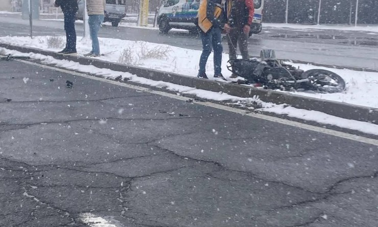 Iğdır'da Kar Yağışı Kazalara Yol Açtı: Otomobil ile Motosiklet Çarpıştı, Sürücü Yaralandı