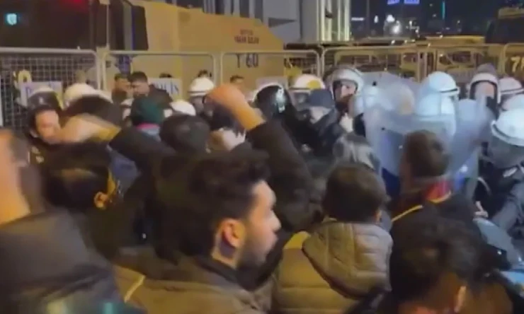 Çağlayan Adliyesi Önünde Gergin Anlar: İmamoğlu ve 91 Şüphelinin Sevki Sonrası Avukatlara Polis Müdahalesi