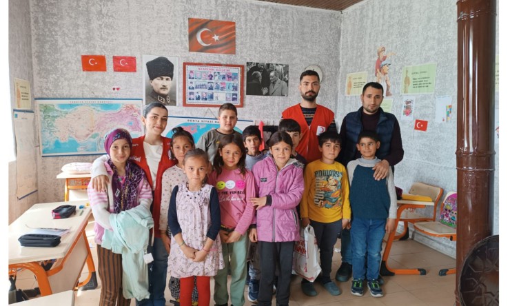 Genç Kızılay Tuzluca İlçe Başkanı Murat Ayrım Öncülüğünde Bayram Sevinci: Minik Yürekler Mutlulukla Buluştu!