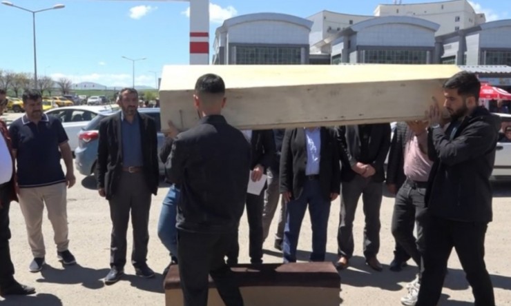 Ağrı’da Sağlık Krizi: HÜDA PAR’dan Hastane Önünde Tabutlu Eylem