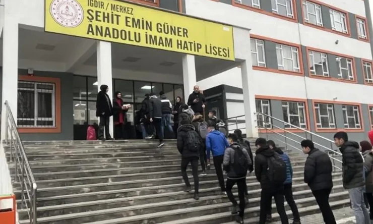 Iğdır’da Lise Önünde Bıçaklı Kavga: Öğrenci Yaralandı, Polis Olayın Peşinde