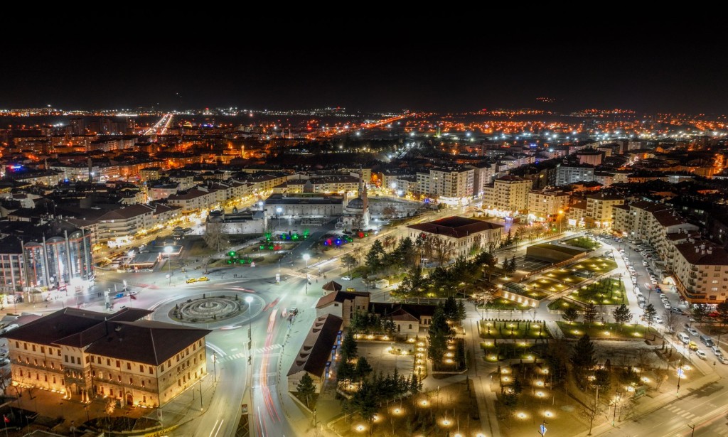 Sivas’ın asırlardır bilinen ve unutulmaya yüz tutmuş lezzeti olan unlu baklava, sofralarda yeniden hak ettiği yeri almaya başladı.